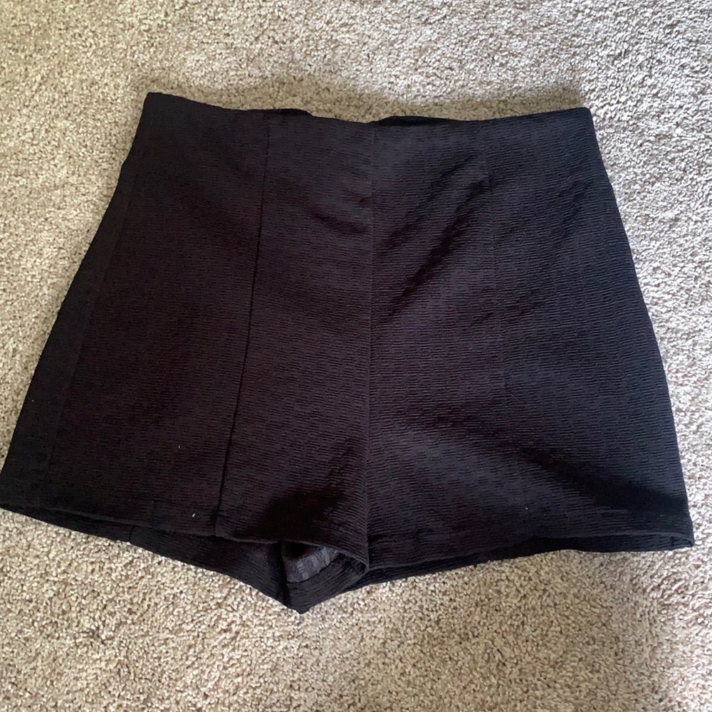 Forever 21 Textured Bodycon Black Shorts. Size L.